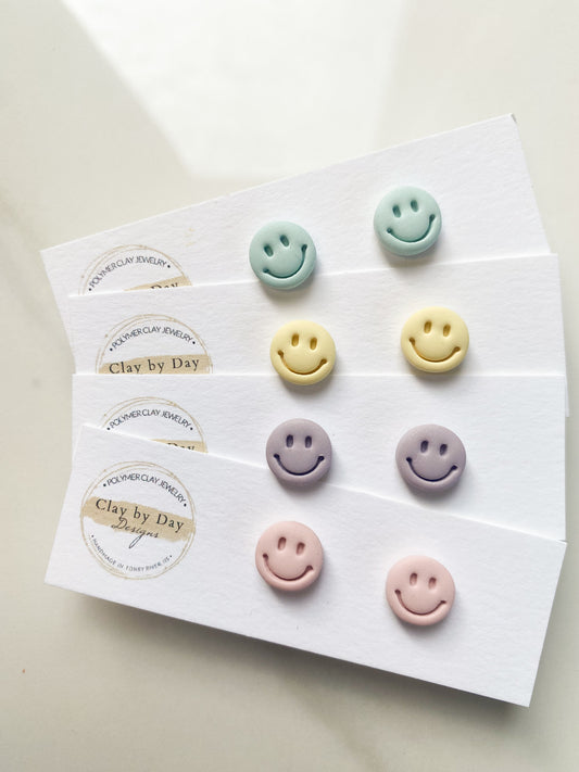 Smile stud / happy face